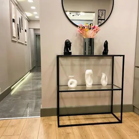 Luxury Furnished Garden Floor דירה