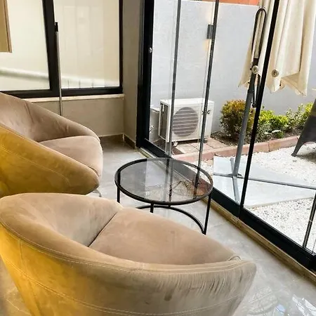 Luxury Furnished Garden Floor *